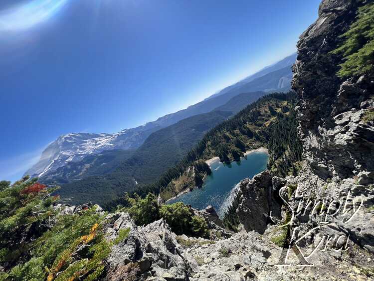 Another view from the top showing lake Eunice and Mount Rainier/Tahoma.