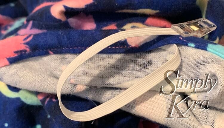 Elastic har been threaded in but end clipped in place beside the opening causing a loop of elastic.