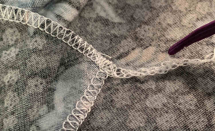 Image shows the same thread tail a bit closer than before. The tip of That Purple Thang is right above the loop I'm going to expand. 