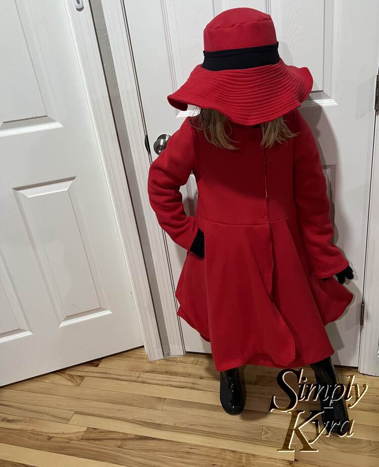 Overall view of Ada's Carmen Sandiego looked down from a bit on high. Her hat is covering her face and she looks perfect. 